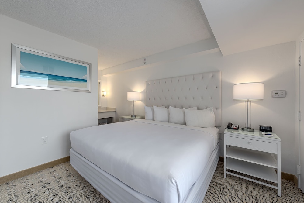 Premium Poolside King Suite photo 3