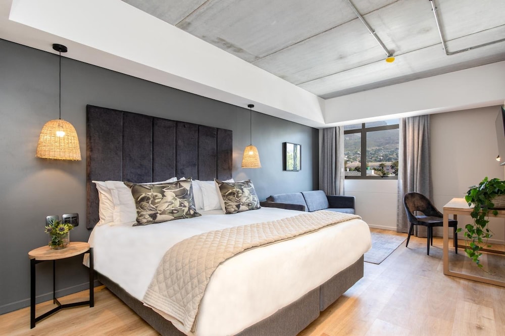 Luxury Suite - Photo 2