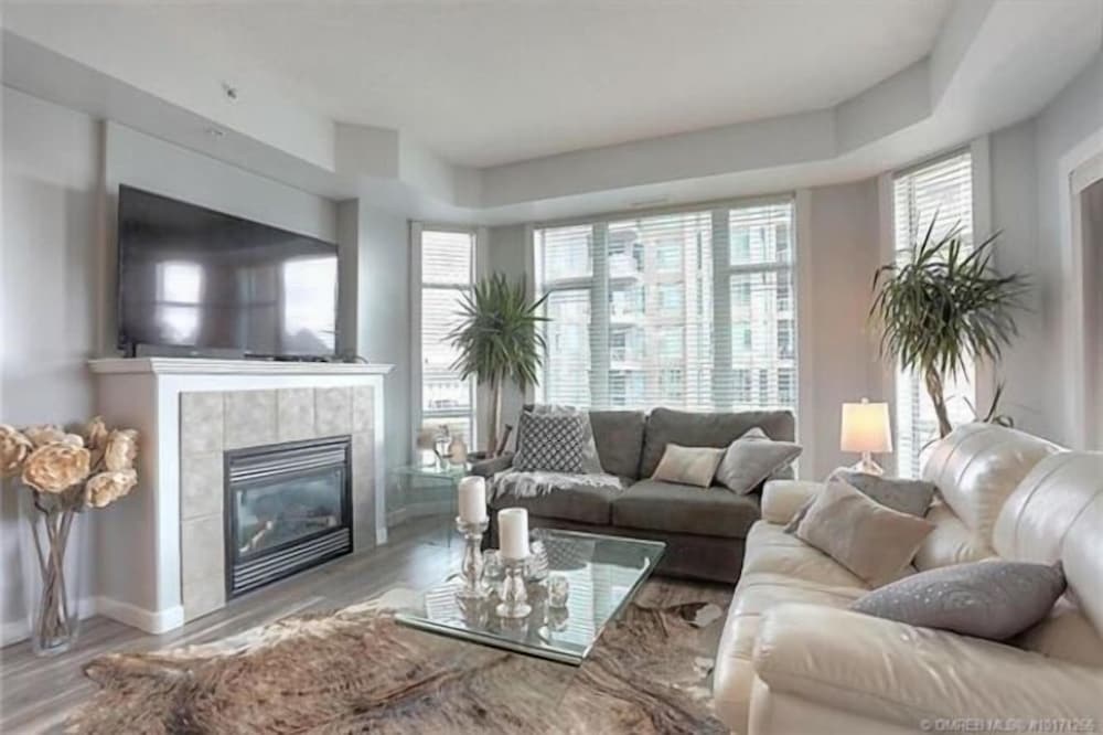 Deluxe Condo, 2 Bedrooms, Pool View photo 2