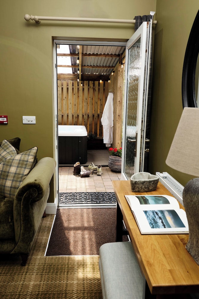 Premium Suite, 1 King Bed, Private Bathroom, Courtyard Area, photo 6