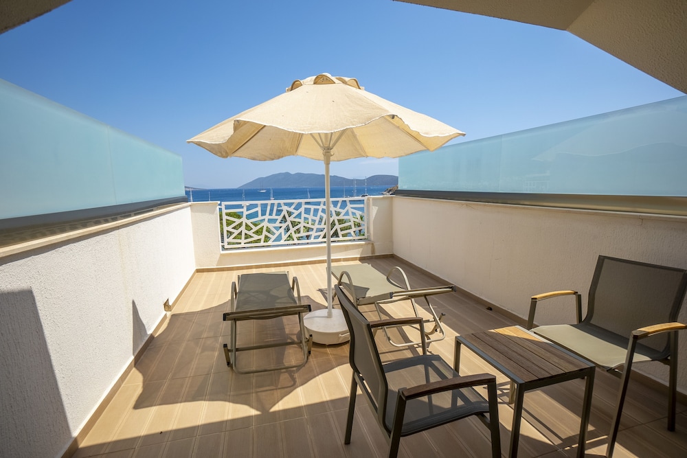 Deluxe Room, Sea View - Photo 8