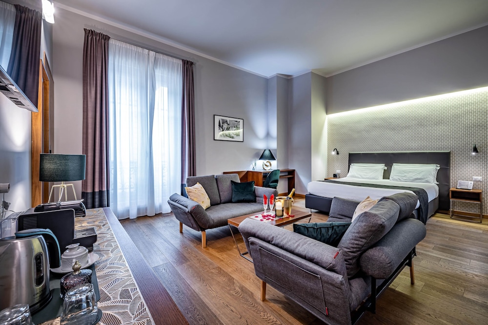 Deluxe Studio Suite, 1 King Bed photo 1