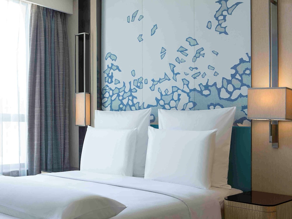 Deluxe Suite, 1 King Bed, Club Lounge Access photo 3