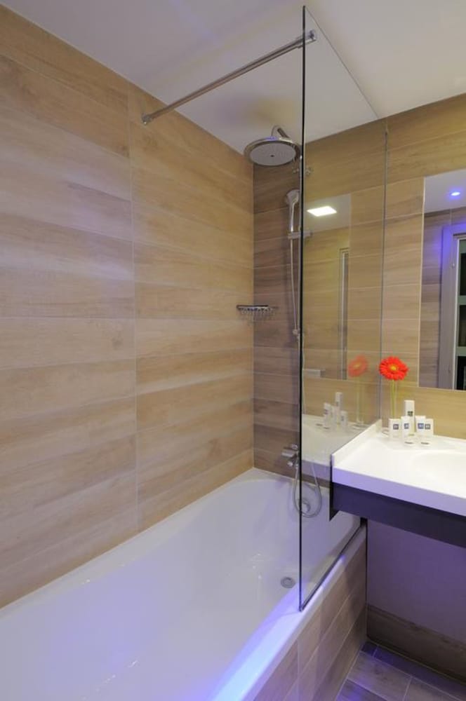 Standard Quadruple Room thumbnail 6