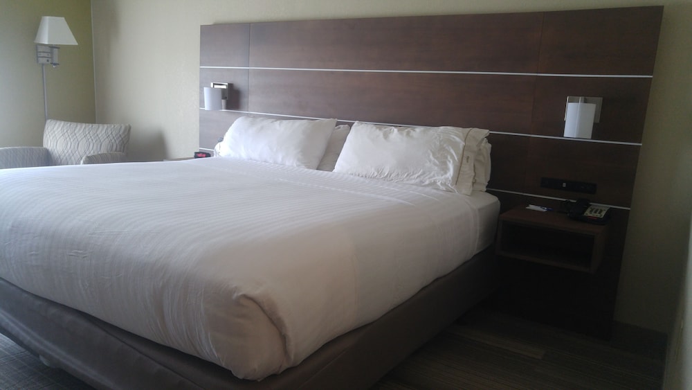 Standard Room, 1 King Bed photo 1