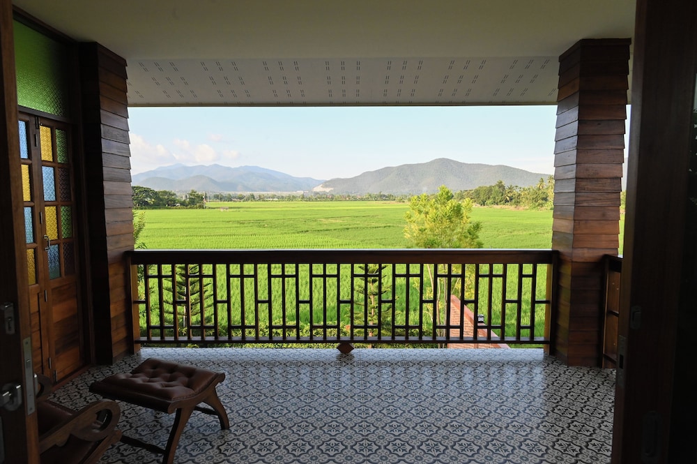 Standard Room, 1 King Bed, Hill View photo 3
