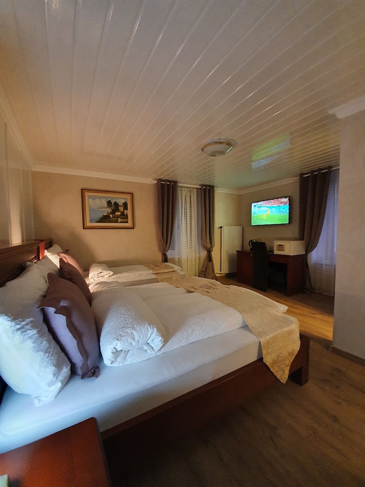 Standard Triple Room - Photo 8