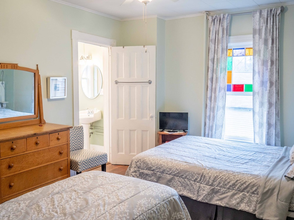 Beaverkill Room, 2nd Floor, 1 Queen Bed and 1 Twin Bed, Non Smoking, Private Bathroom photo 1