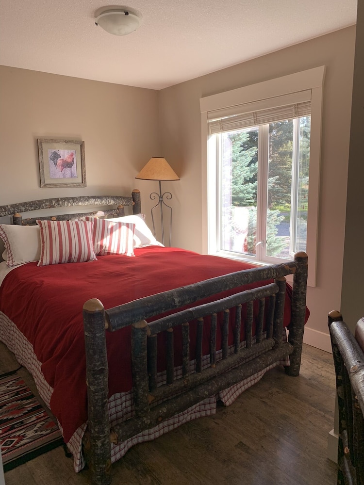 Honeymoon Cabin, 1 Bedroom, Lake View (Hitch'n Post Cabin) photo 1
