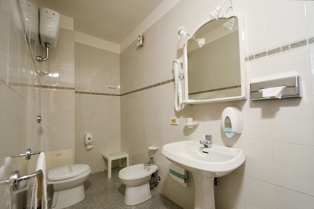 Standard Double Or Twin Room - Photo 3