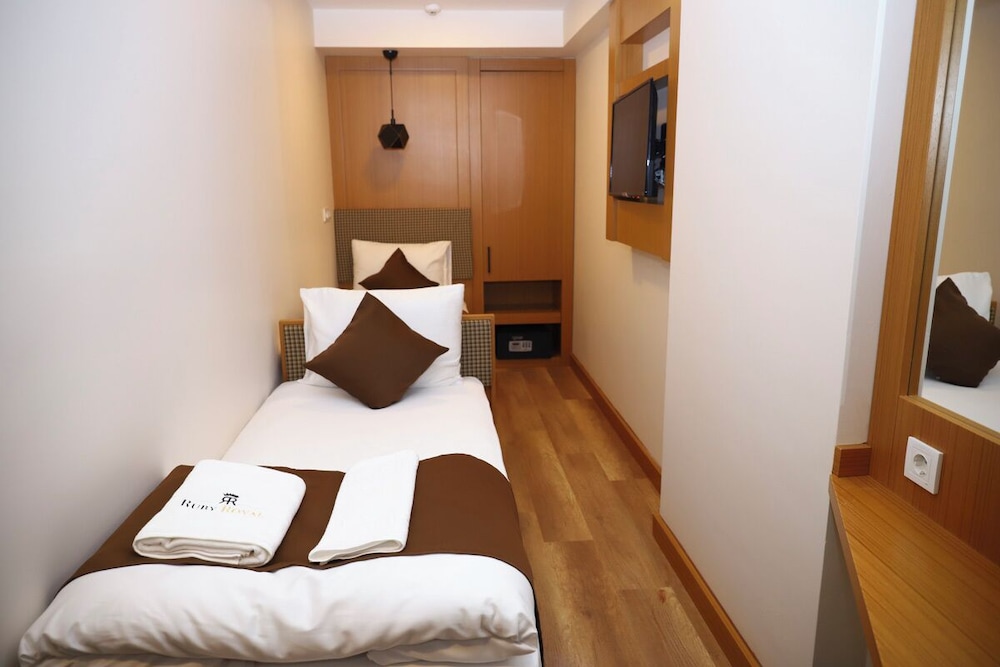 Economy Twin Room photo 2