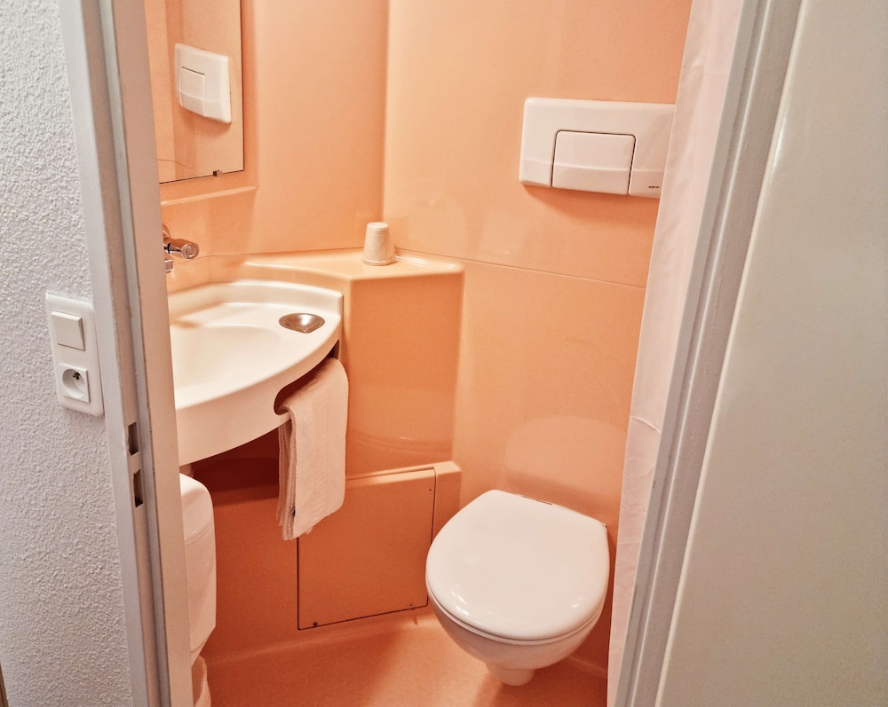 Standard Room, 3 Twin Beds - Photo 11