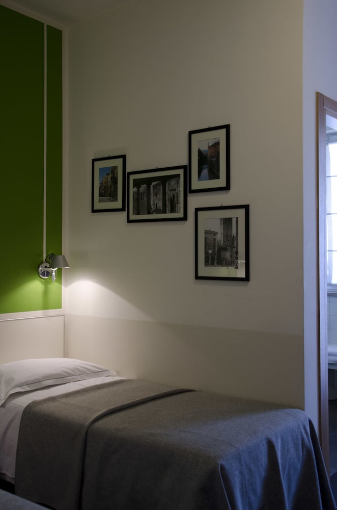 Single Room photo 2