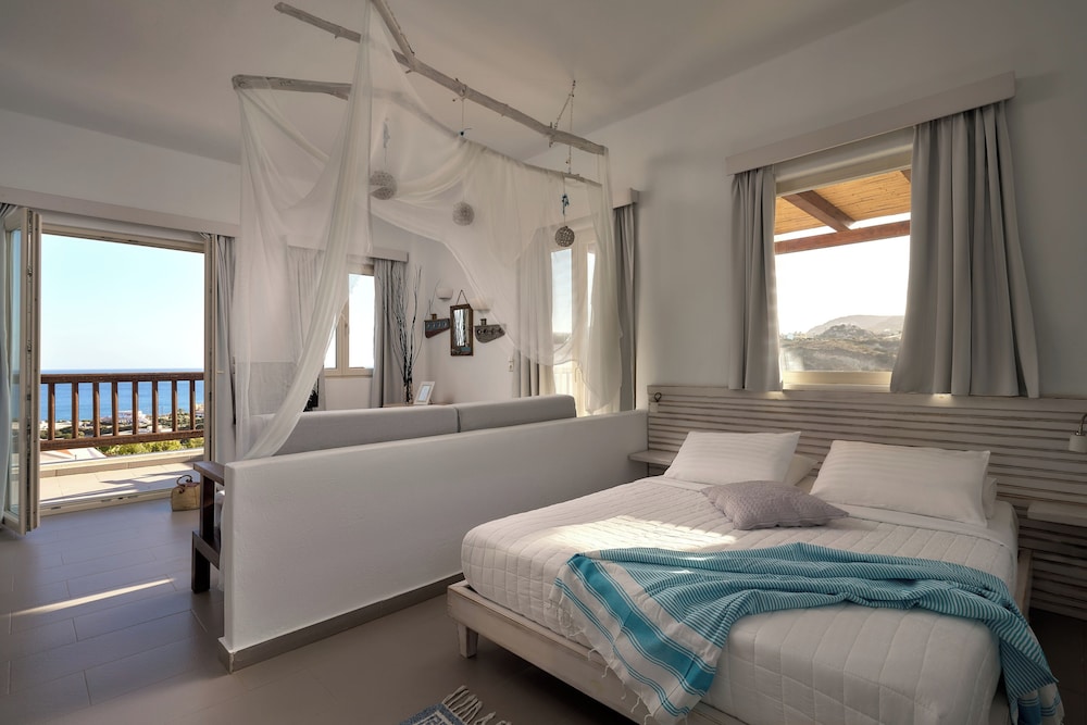 Corner Suite with Panoramic Sea View photo 3