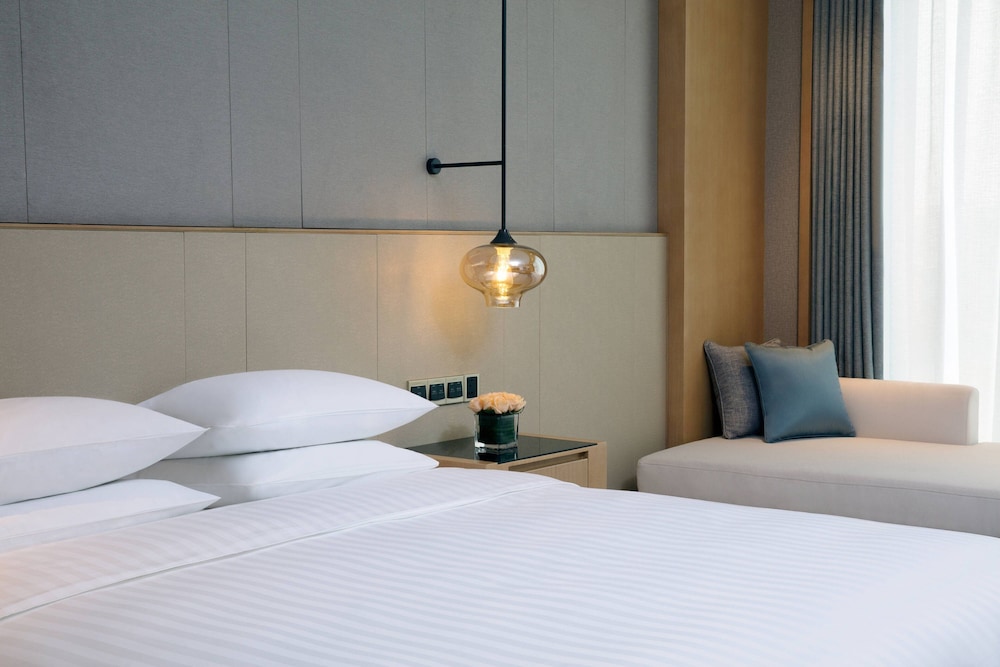 Executive Room, 1 King Bed with Sofa bed photo 2