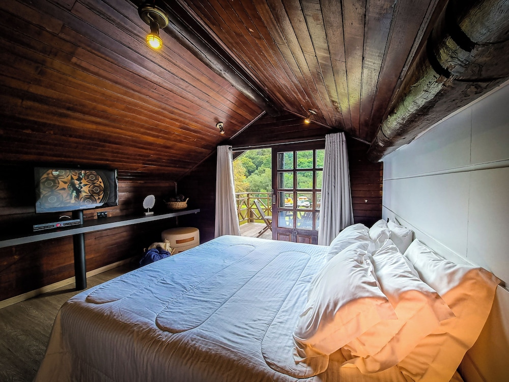 Deluxe Room, 1 Queen Bed, Jetted Tub, Lagoon View photo 1