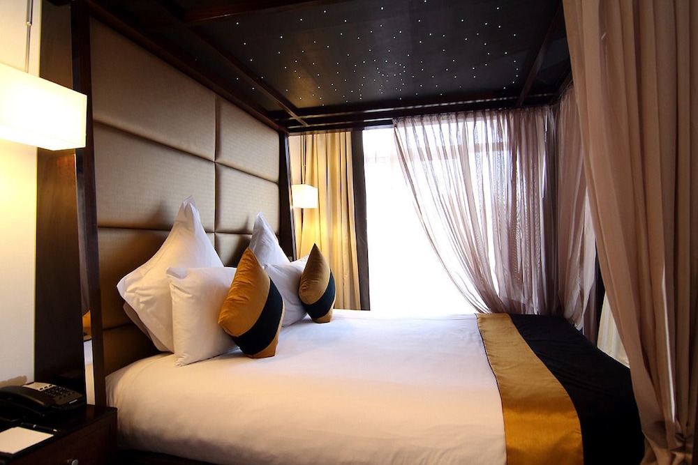 Suite (Four Poster) photo 2