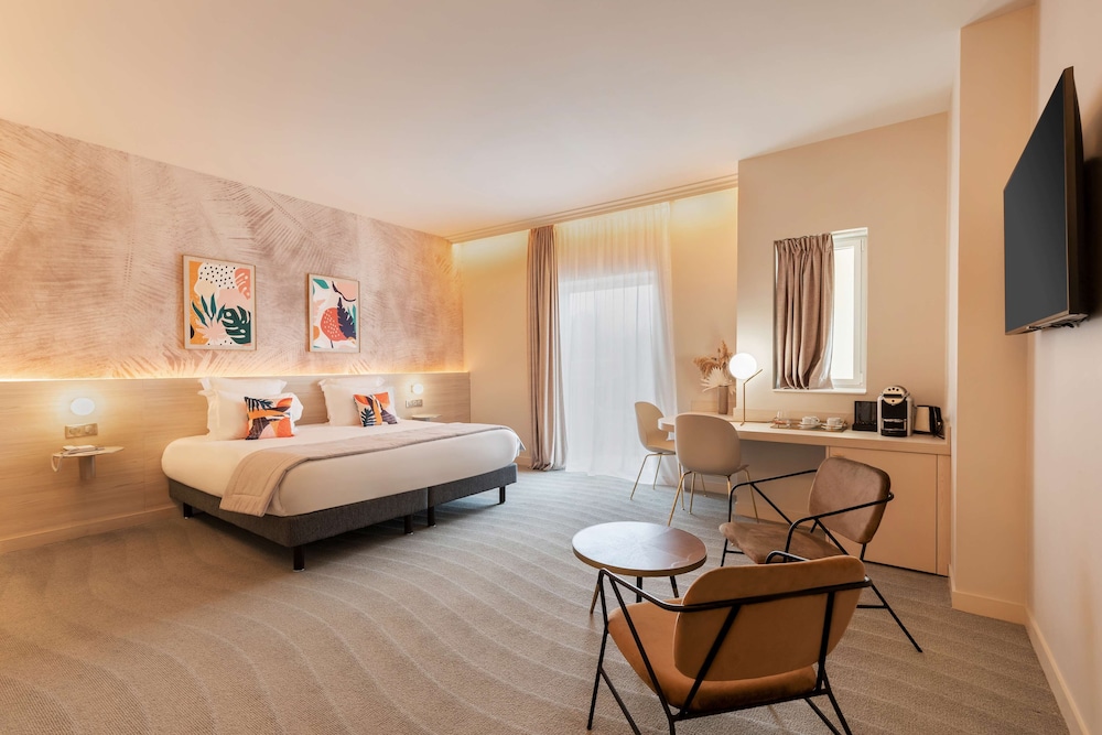 Suite, 1 King Bed, Non Smoking, Balcony - Photo 7