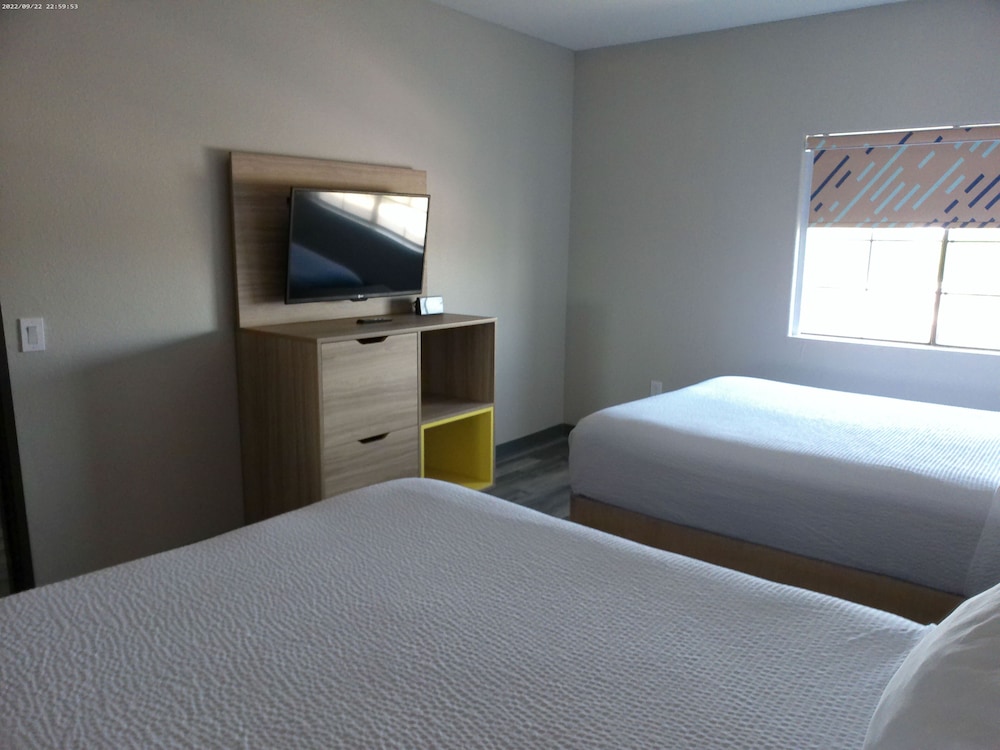 3-Queen Bed Family Suite photo 2