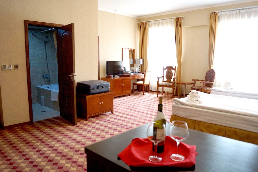 Standard Twin Room, 2 Queen Beds photo 2