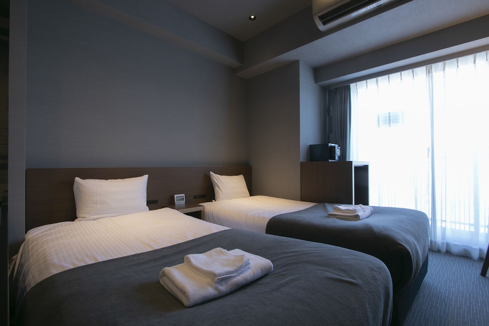 Standard Twin Room thumbnail 6