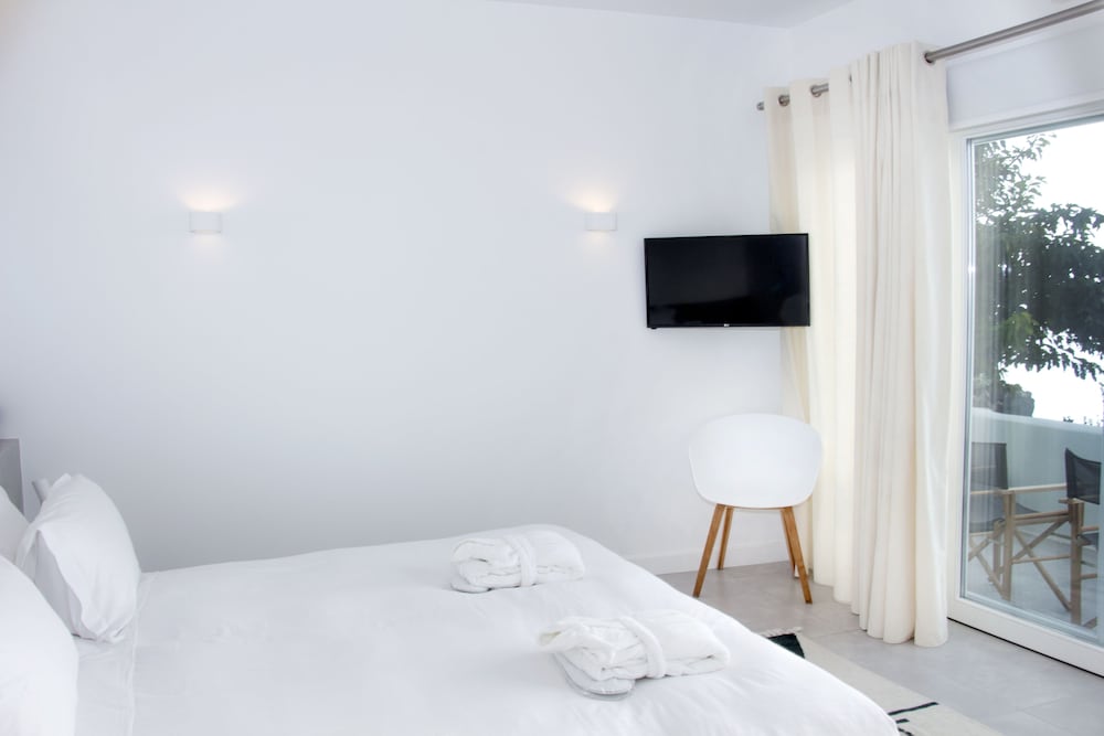 Suite, Pool View (Caldera View) - Photo 10