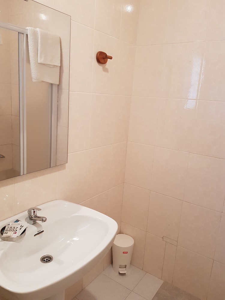 Twin room (Exterior bathroom) photo 3