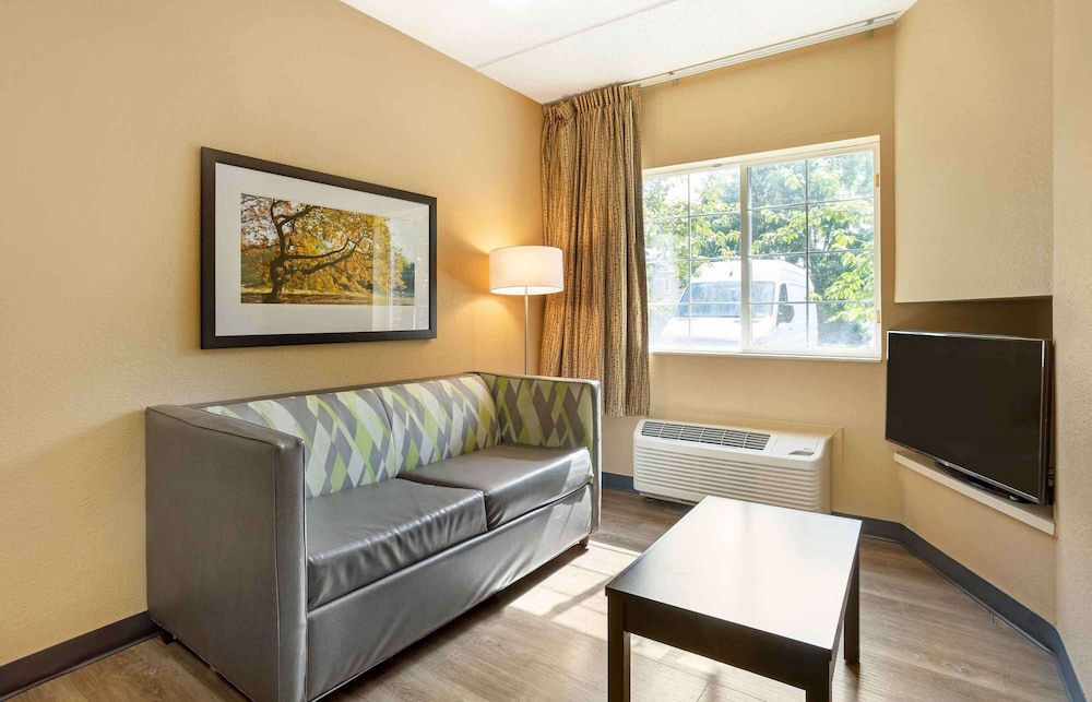 Suite, 1 Queen Bed with Sofa bed, Non Smoking - Photo 4