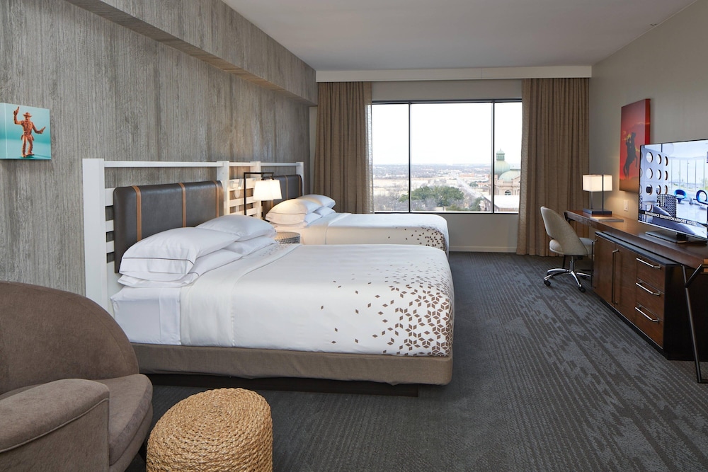 Club Room, 2 Queen Beds (Mobility/Hearing Accessible, Tub) - Photo 4