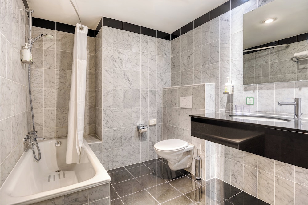 Standard Room, 1 King Bed, Balcony (Bath) - Photo 4