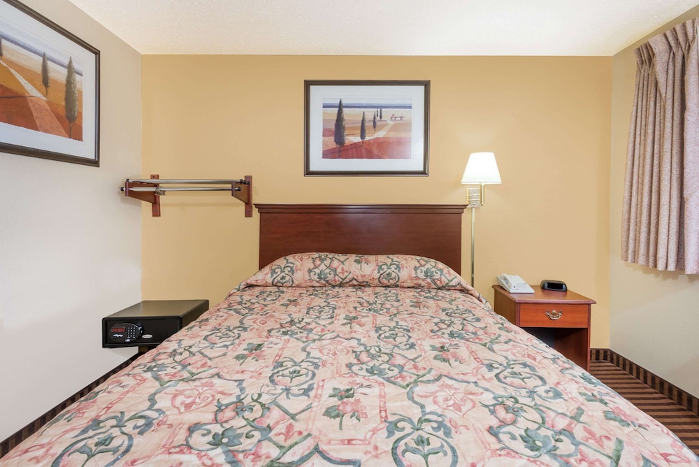 Room, 1 Queen Bed, Non Smoking photo 3