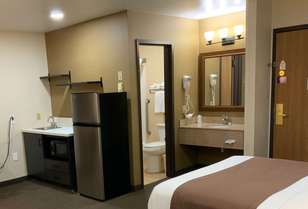 Standard Room, 1 King Bed, Non Smoking, Kitchenette - Photo 4