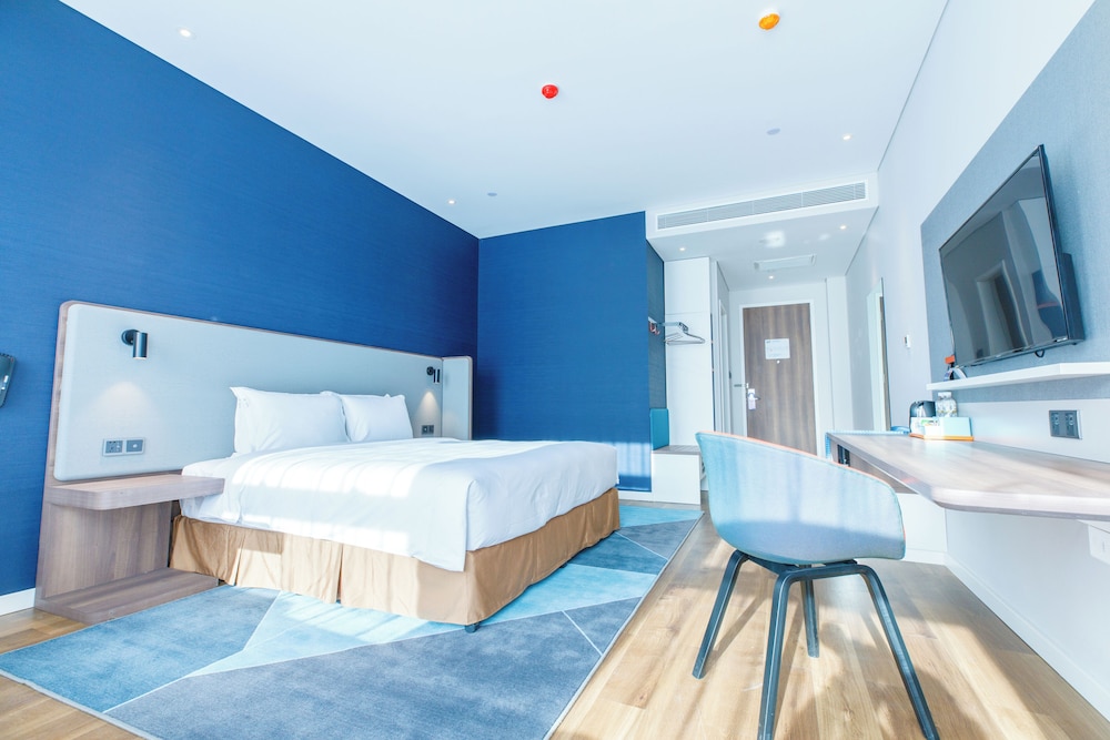 Standard Room, 1 King Bed (Extra Floor Space) photo 2