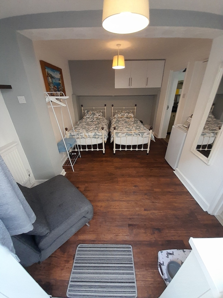 Classic Triple Room, Ensuite photo 3