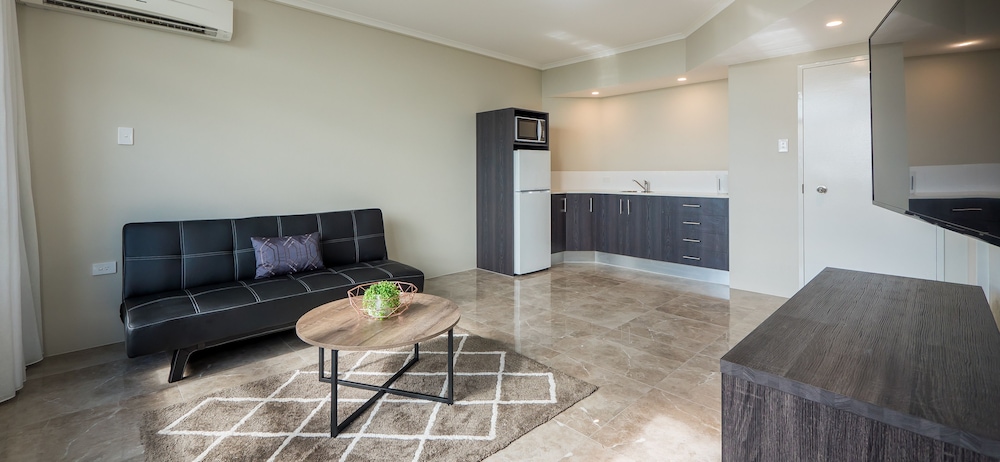 1 bedroom apartment (pool side)