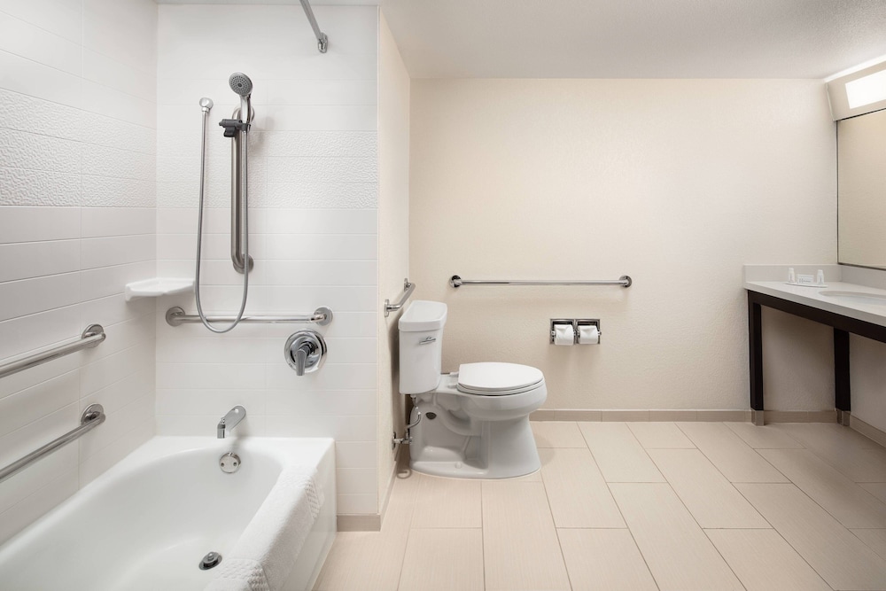 Room, 2 Queen Beds (Mobility Accessible, Tub) - Photo 6