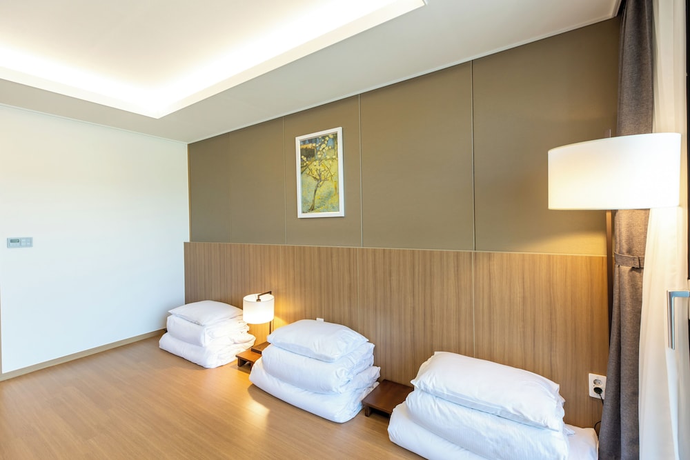 Deluxe Ondol (Side Ocean View), No Bed - Photo 2