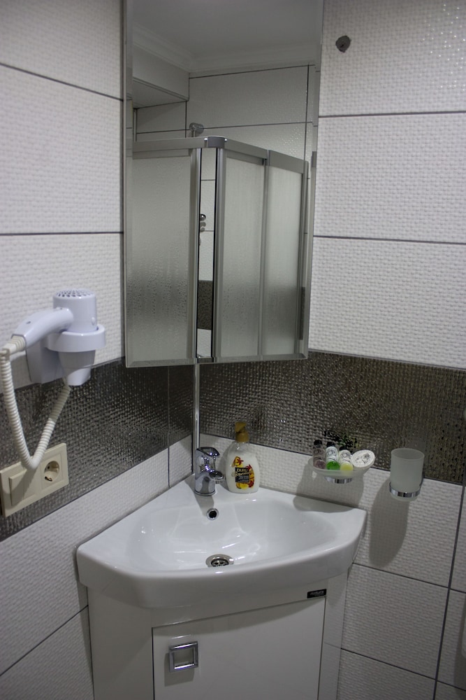 Economy Double Room, No Windows (Basement) photo 3