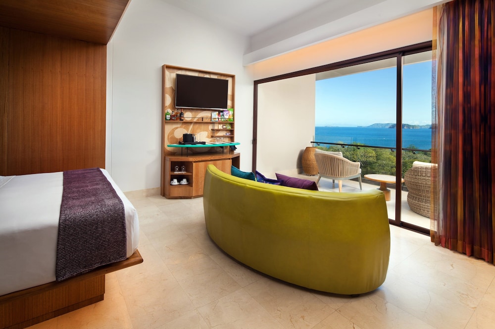 Premier Room, 1 King Bed, Ocean View (Balcony)