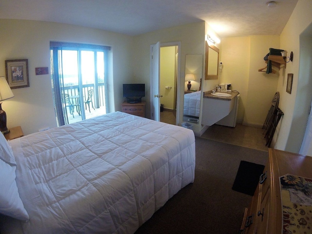 Standard Room, 1 Queen Bed, Lake View photo 3