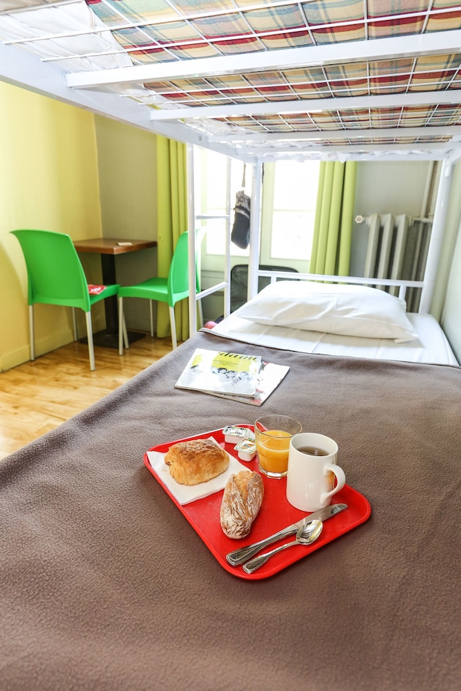 Bed in a mixed Dormitory with 6 Beds, Shared Bathroom photo 1