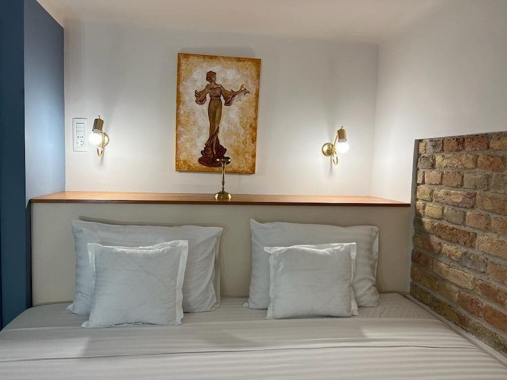 Deluxe Studio, 1 King Bed with Sofa bed