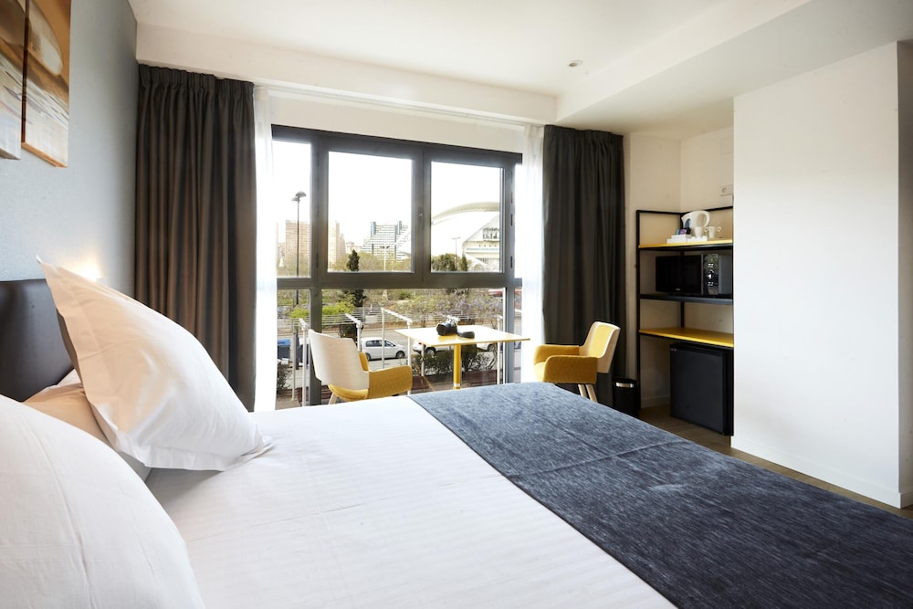 Standard Double Room, City View thumbnail 5
