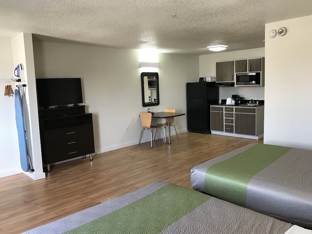 Standard Suite, 1 King Bed, Smoking, Kitchenette photo 3