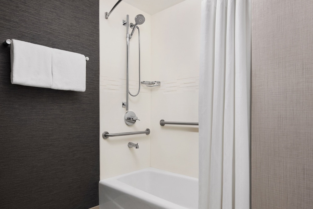Suite, 1 Double Bed (Mobility/Hearing Accessible, Tub) - Photo 4