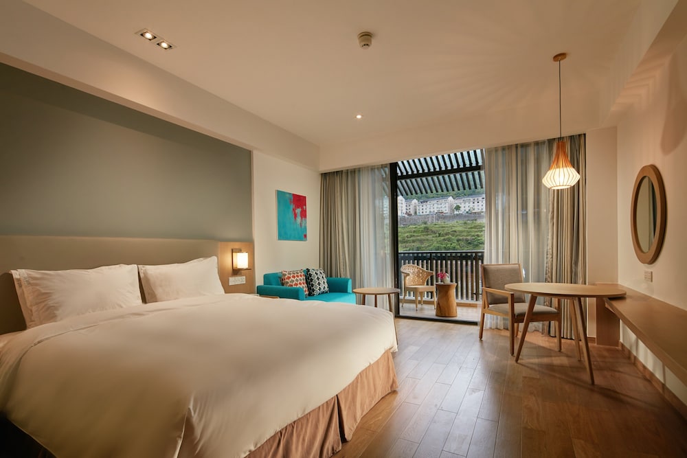 Standard Room, 1 King Bed, Balcony photo 2