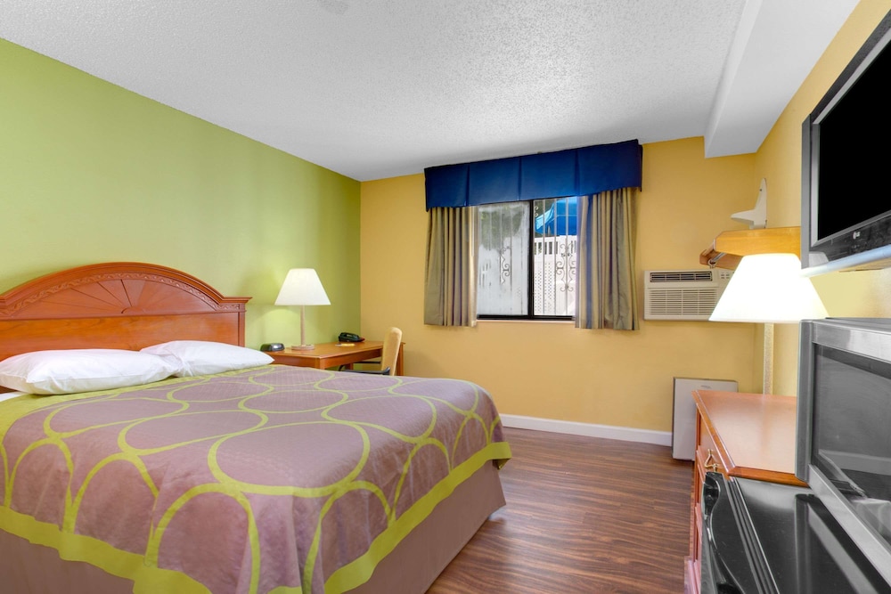 Room, 1 Queen Bed, Accessible, Non Smoking (Mobility) - Photo 1