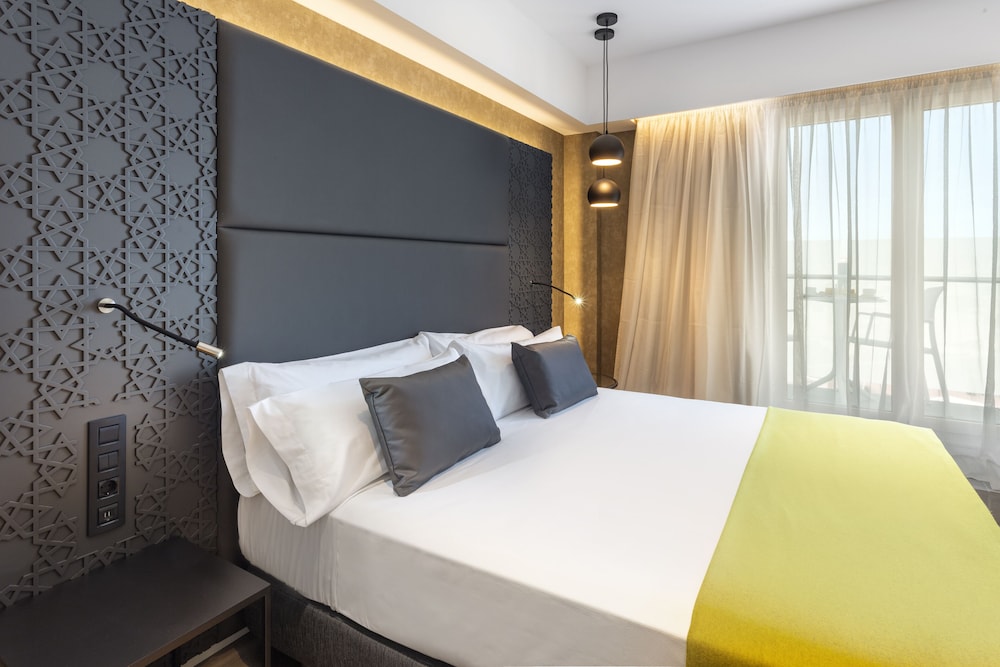 Premium Double or Twin Room, Terrace, City View - Photo 3