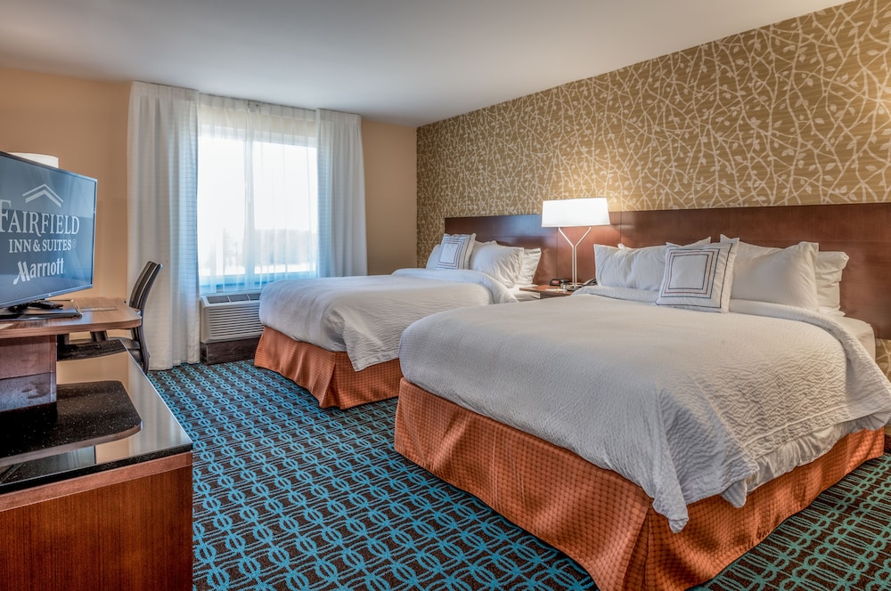Room, 2 Queen Beds (Mobility Accessible, Tub) photo 3