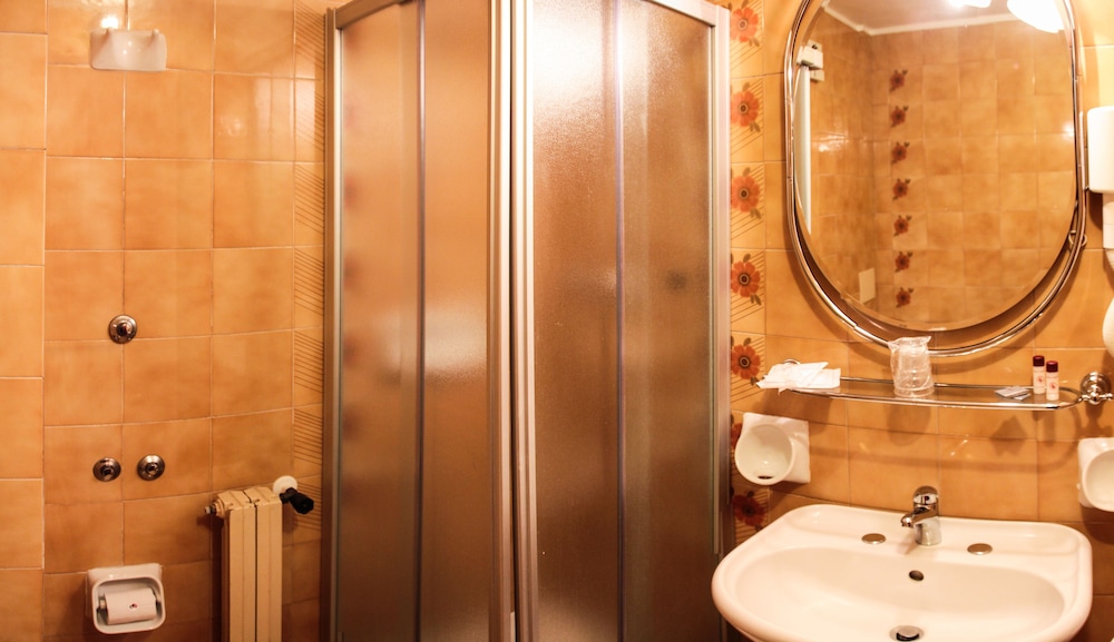 Double or Twin Room - Photo 5